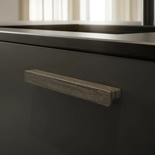 Håndtak 1044 Furnipart Elan Lakkert Mørkebrun Eik 2.jpg