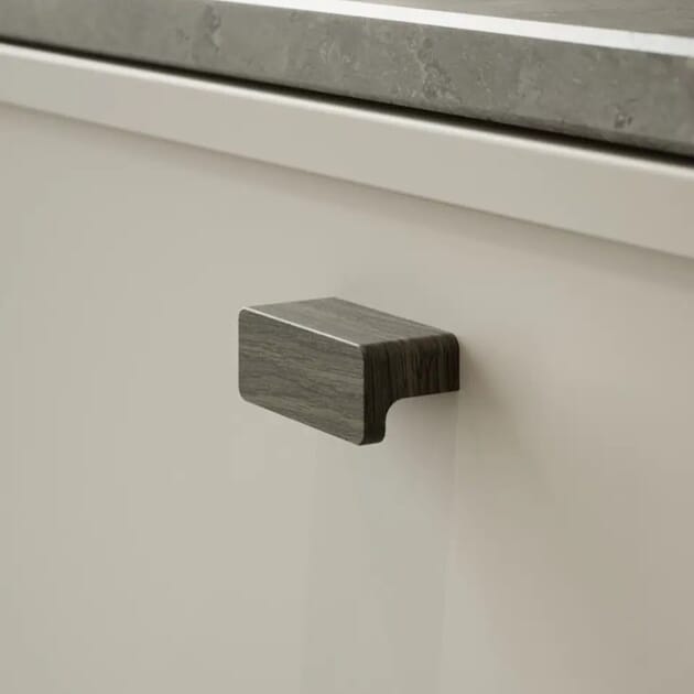 Håndtak 1044 Furnipart Elan Lakkert Mørkebrun Eik Kort.jpg