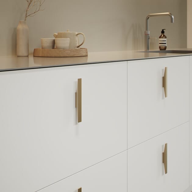 Håndtak 4593 Furnipart Facet matt sort  matt messing 32mm miljø.jpg