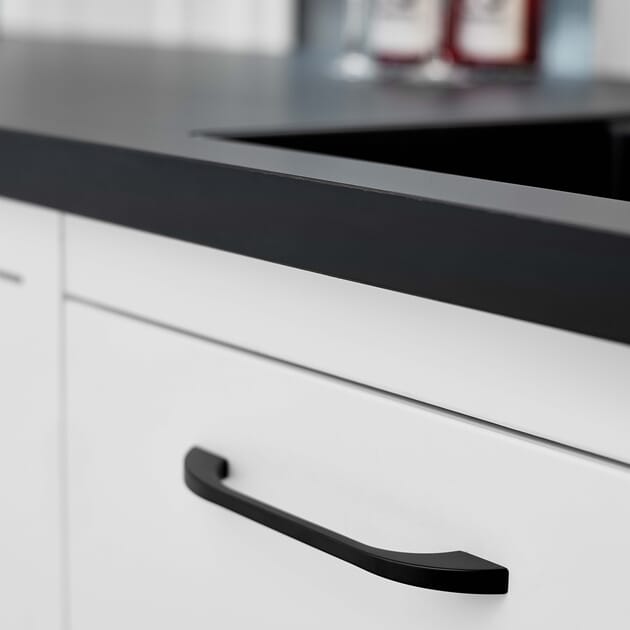 Håndtak 5154 Furnipart slim matt sort miljø.jpg