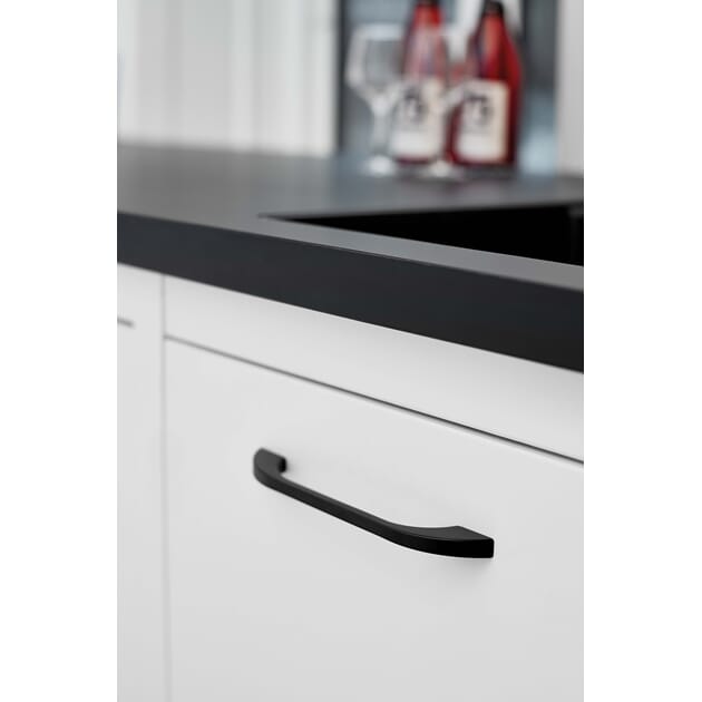 Håndtak 5154 Furnipart slim matt sort miljø.jpg