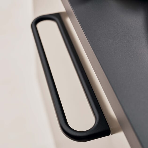 Håndtak 5445 Furnipart luck matt sort 160mm miljø.jpg