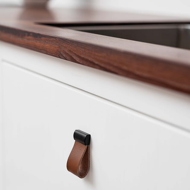 Håndtak 5455 Furnipart Strap Cognac_svart miljø.jpg