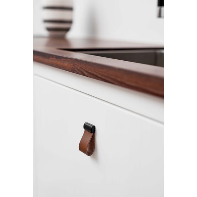 Håndtak 5455 Furnipart Strap Cognac_svart miljø.jpg