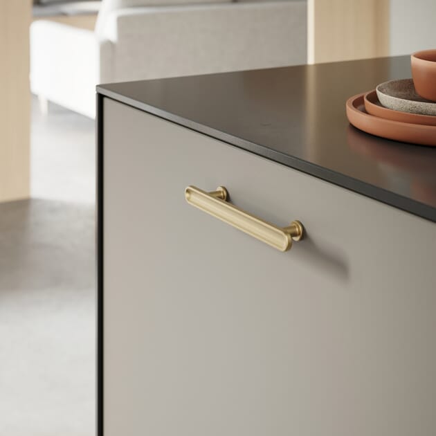 Håndtak 5553 Furnipart Chateau 128mm Børstet mørk gull miljø.jpg