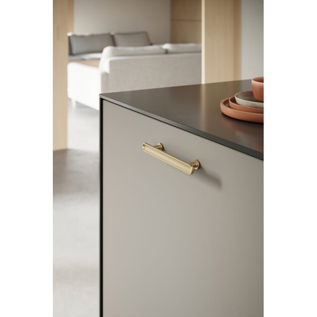 Håndtak 5553 Furnipart Chateau 128mm Børstet mørk gull miljø.jpg
