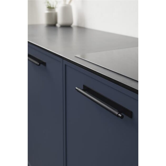 HT5490_Rel Manor_Back_sort_miljo.Jpg