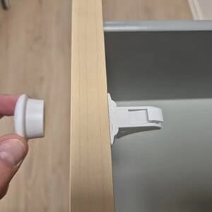 Magnetlås/barnesikring sett hvit